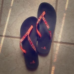 Sanuk flip flops size 9 orange plaid pattern